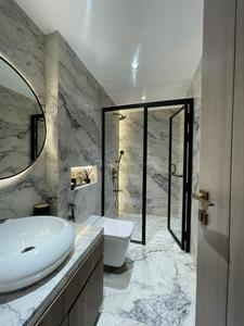 Bathroom Image of 2250 Sq.ft 4 BHK Apartment / Flat for sale in Gurukrupa Alaknanda, Juhu Mumbai for Rs. 150000000