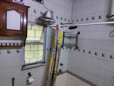 Bathroom Image of 1500 Sq.ft 3 BHK Apartment / Flat for rent in DDA Flats, Sukhdev Vihar New Delhi for Rs. 60000