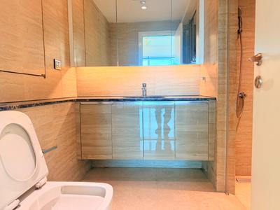 Bathroom Image of 2600 Sq.ft 3 BHK Apartment / Flat for sale in DLF The Crest, DLF Phase 5 Gurgaon for Rs. 137500000