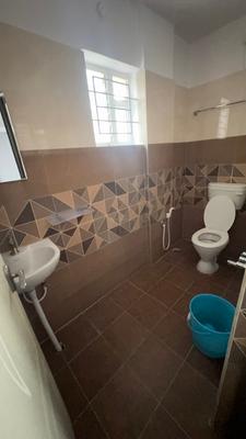Bathroom Image of 700 Sq.ft 1 BHK Builder Floor for rent in Indira Nagar Bengaluru for Rs. 30000