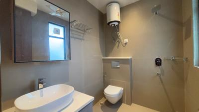 Bathroom Image of 500 Sq.ft 1 RK Builder Floor for rent in DLF Phase 1 Gurgaon for Rs. 25000