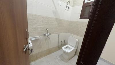 Bathroom Image of 650 Sq.ft 1 BHK Builder Floor for rent in Palam Vihar Extension Gurgaon for Rs. 15000