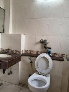 Common Bathroom Image of 600 Sq.ft 1 BHK Apartment / Flat for rent in Colaba Mumbai for Rs. 100000