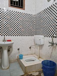 Common Bathroom Image of 675 Sq.ft 3 BHK Apartment / Flat for rent in Lord Krishna Apartment, Uttam Nagar New Delhi for Rs. 18000