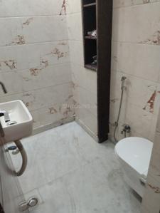Bathroom Image of 1000 Sq.ft 2 BHK Builder Floor for rent in Preet Vihar New Delhi for Rs. 28000