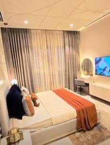 Bedroom Image of 936 Sq.ft 2 BHK Apartment / Flat for sale in Kalpataru Vivant, Jogeshwari East Mumbai for Rs. 30000000