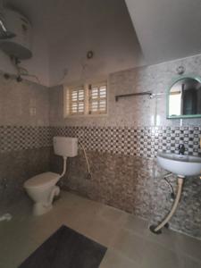 Bathroom Image of 1100 Sq.ft 2 BHK Builder Floor for rent in Indira Nagar Bengaluru for Rs. 35000