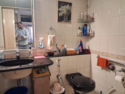 Bathroom Image of 550 Sq.ft 1 RK Studio for sale in Kalyani Nagar Pune for Rs. 8000000