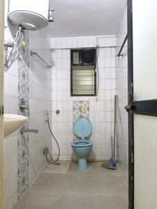 Common Bathroom Image of 850 Sq.ft 2 BHK Apartment / Flat for rent in Mulund West Mumbai for Rs. 40000