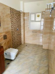 Bathroom Image of Urbanroomz Boys PG nearby Sector 32 in Sector 39, Gurgaon