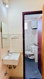 Bathroom Image of 940 Sq.ft 2 BHK Apartment / Flat for rent in Palasia Indore for Rs. 30000