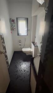 Bathroom Image of 750 Sq.ft 1 BHK Independent House for rent in Colaba Mumbai for Rs. 110000