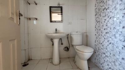 Bathroom Image of 930 Sq.ft 2 BHK Apartment / Flat for sale in Supertech North Eye, Sector 74 Noida for Rs. 9250000