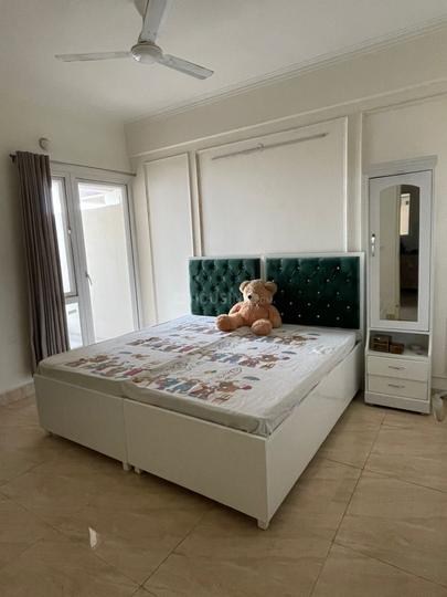 Gaur City 7th Avenue Main Image 1