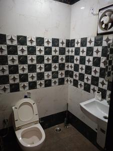Bathroom Image of 2300 Sq.ft 3 BHK Independent House for rent in Sector 20 Noida for Rs. 45000