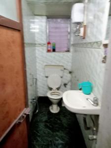 Bathroom Image of 550 Sq.ft 1 BHK Apartment / Flat for rent in Navjivan Colony, Mahim Mumbai for Rs. 51000