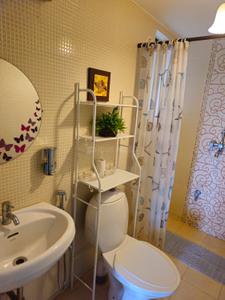 Bathroom Image of 1160 Sq.ft 2 BHK Apartment / Flat for rent in Devashri Sun n Sand, Candolim Goa for Rs. 45000