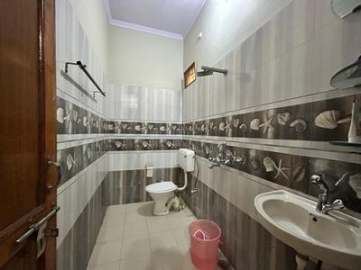 Bathroom Image of 800 Sq.ft 2 BHK Independent House for rent in Shrinathpuram Bareilly for Rs. 9000