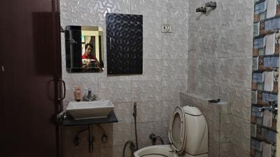 Bathroom Image of 800 Sq.ft 1 BHK Apartment / Flat for rent in Paschim Vihar New Delhi for Rs. 12140