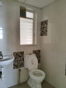 Common Bathroom Image of 600 Sq.ft 1 BHK Apartment / Flat for rent in Mahindra Happinest Kalyan, Bhiwandi Thane for Rs. 13500