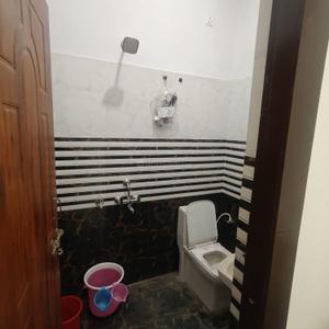 Bathroom Image of 850 Sq.ft 2 BHK Independent House for rent in Gomti Nagar Lucknow for Rs. 2499