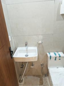 Bathroom Image of 375 Sq.ft 1 BHK Independent House for rent in Naraina New Delhi for Rs. 15000