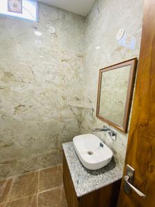 Bathroom Image of 750 Sq.ft 1 RK Builder Floor for rent in Sector 31 Gurgaon for Rs. 23000
