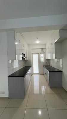 Kitchen Image of 650 Sq.ft 2.5 BHK Apartment / Flat for rent in Gulshan Botnia, Sector 144 Noida for Rs. 35000