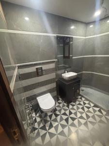 Bathroom Image of 1400 Sq.ft 3 BHK Builder Floor for sale in Mansarover Garden New Delhi for Rs. 36000000