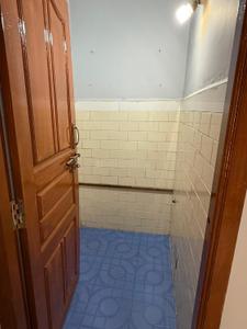 Bathroom Image of 1200 Sq.ft 2 BHK Builder Floor for rent in Kuyavarpalayam Puducherry for Rs. 20000
