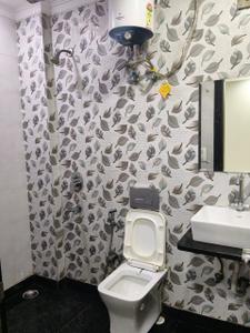 Bathroom Image of 900 Sq.ft 3 BHK Builder Floor for rent in Shalimar Bagh New Delhi for Rs. 38000