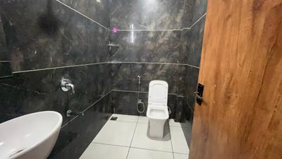 Bathroom Image of 350 Sq.ft 1 RK Apartment / Flat for rent in Scheme No 94C Indore for Rs. 13000