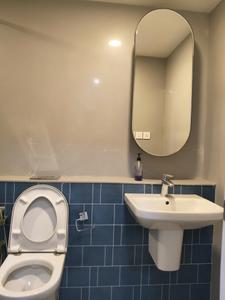 Common Bathroom Image of 1035 Sq.ft 2 BHK Apartment / Flat for rent in Lodha Venezia, Parel Mumbai for Rs. 130000