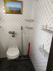 Bathroom Image of 975 Sq.ft 2.5 BHK Apartment / Flat for rent in Ram Shree Krishna Paradise, Kurla West Mumbai for Rs. 70000