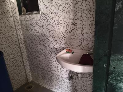 Bathroom Image of 320 Sq.ft 1 RK Apartment / Flat for rent in Borivali West Mumbai for Rs. 18000