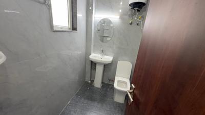 Bathroom Image of 900 Sq.ft 1 BHK Builder Floor for rent in Sector 40 Gurgaon for Rs. 32000