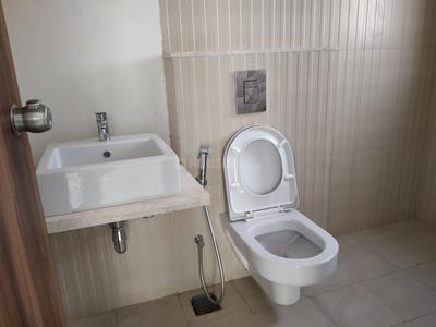 Bathroom Image of 2000 Sq.ft 4 BHK Apartment / Flat for sale in Nahar F Residences, Balewadi Pune for Rs. 24900000