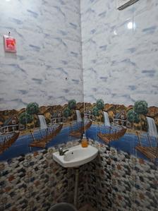 Bathroom Image of 250 Sq.ft 1 RK Builder Floor for rent in Mukherjee Nagar New Delhi for Rs. 13500