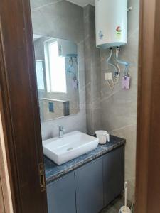 Bathroom Image of 900 Sq.ft 2 BHK Independent House for rent in Lajpat Nagar New Delhi for Rs. 80000