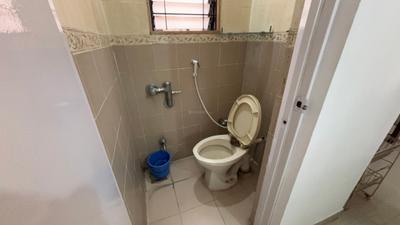 Bathroom Image of 610 Sq.ft 1 BHK Apartment / Flat for sale in Magarpatta Heliconia, Hadapsar Pune for Rs. 7500000