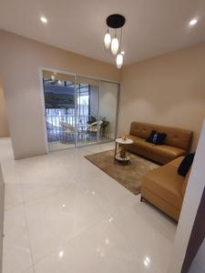 Hall Image of 1500 Sq.ft 3 BHK Apartment / Flat for sale in Metricon The Gateway, Vashi Navi Mumbai for Rs. 35000000