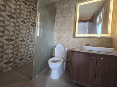Bathroom Image of 1200 Sq.ft 3 BHK Apartment / Flat for sale in Central Park Aqua Front Towers, Sector 33 Sohna for Rs. 23500000