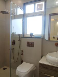Bathroom Image of 2450 Sq.ft 3 BHK Builder Floor for sale in BPTP Amstoria , Sector 102 Gurgaon for Rs. 29500000
