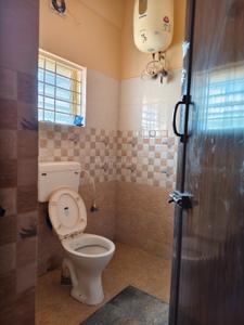 Bathroom Image of 900 Sq.ft 2 BHK Builder Floor for rent in Halasuru Bengaluru for Rs. 32000