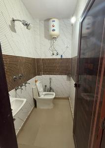Bathroom Image of 650 Sq.ft 1 BHK Independent House for rent in Patel Nagar New Delhi for Rs. 20000