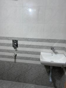 Bathroom Image of 1500 Sq.ft 3 BHK Apartment / Flat for rent in Manewada Nagpur for Rs. 20000