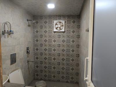 Bathroom Image of 850 Sq.ft 1 RK Builder Floor for rent in Model Town New Delhi for Rs. 12000