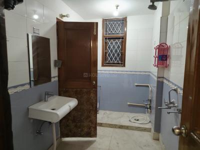 Bathroom Image of 1000 Sq.ft 2 BHK Apartment / Flat for rent in Sarita Vihar New Delhi for Rs. 41700