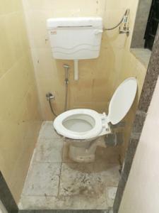 Common Bathroom One Image of 405 Sq.ft 1 BHK Apartment / Flat for rent in Lower Parel Mumbai for Rs. 43001