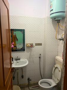 Bathroom Image of 630 Sq.ft 1 BHK Builder Floor for rent in Dilshad Garden New Delhi for Rs. 20000